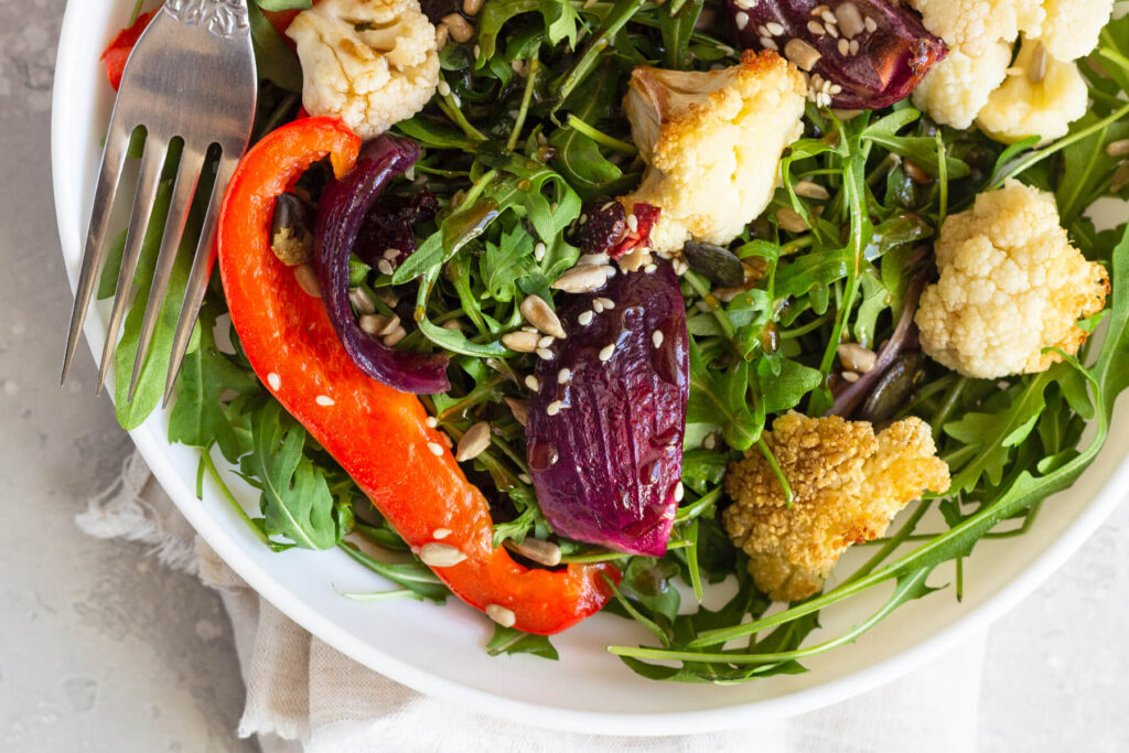 Blumenkohlsalat mit Ofengemüse und Honig-Dressing