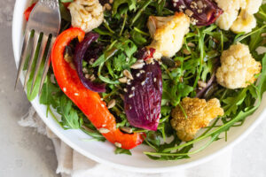Blumenkohlsalat mit Ofengemüse und Honig-Dressing
