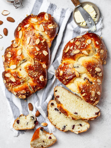 Challah mit getrockneten Cranberries und Mandelblättchen (Süßer Hefezopf)