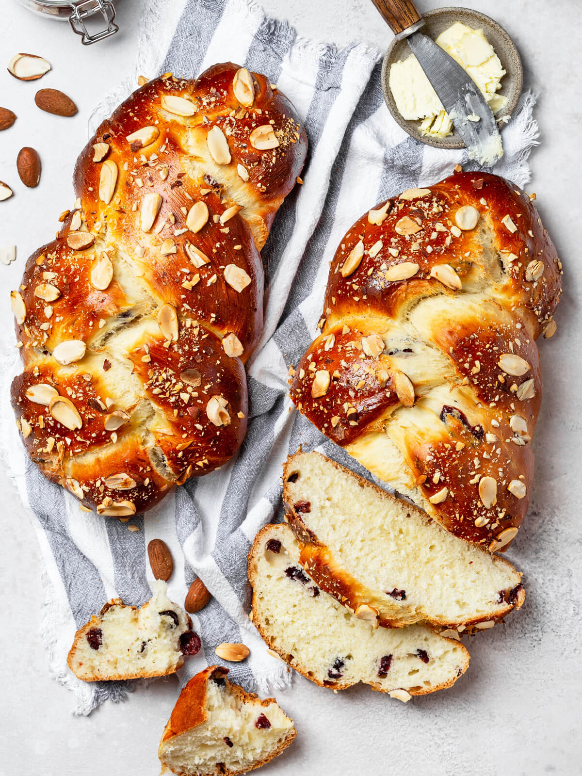 Challah mit getrockneten Cranberries und Mandelblättchen (Süßer Hefezopf)