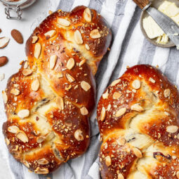 Challah mit getrockneten Cranberries und Mandelblättchen (Süßer Hefezopf)