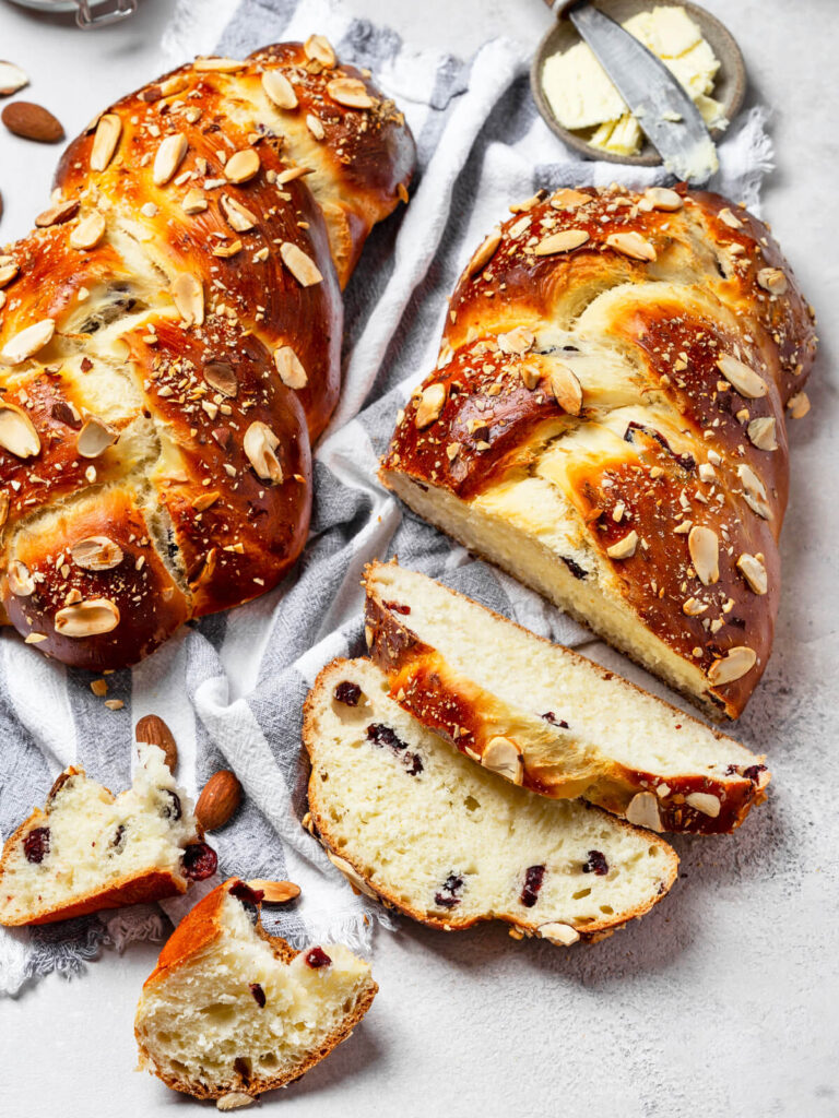 Challah mit getrockneten Cranberries und Mandelblättchen (Süßer Hefezopf)