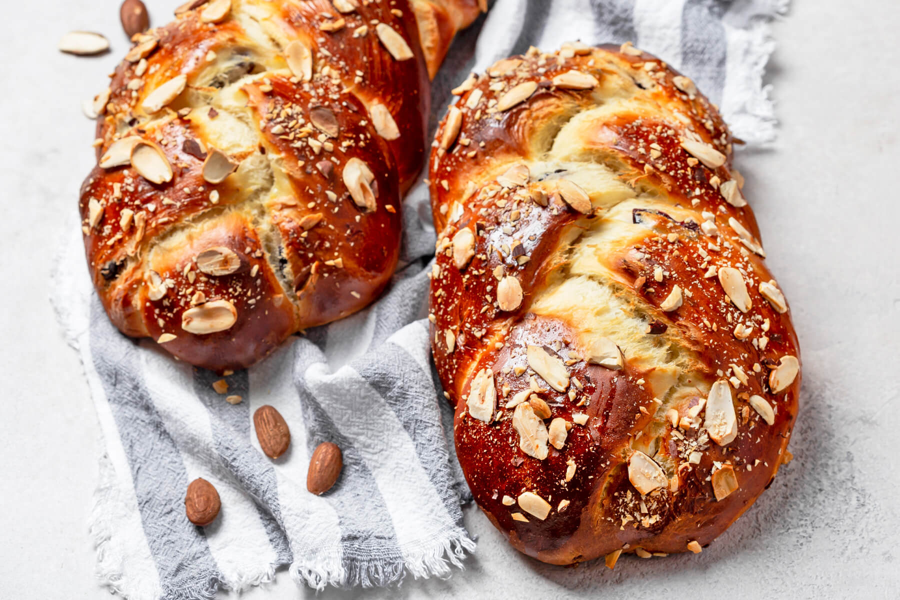 Challah mit Cranberries und Mandelblättchen
