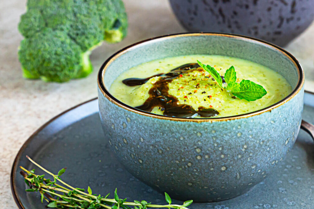 Cremige Brokkoli-Sellerie-Suppe (ohne Sahne & Milch)