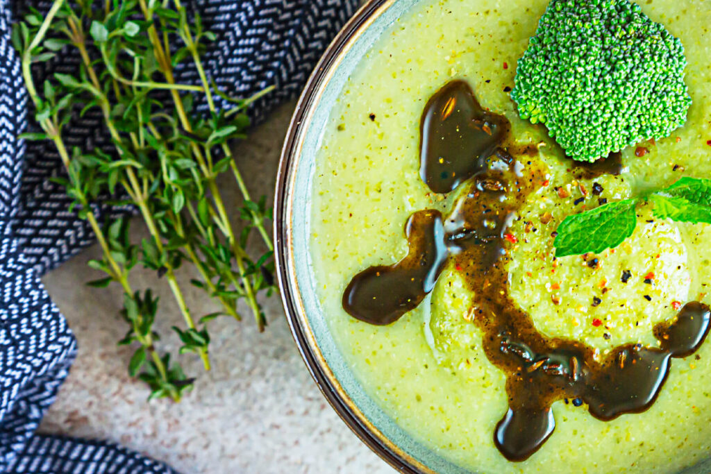Cremige Brokkoli-Sellerie-Suppe (ohne Sahne & Milch)