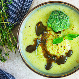 Cremige Brokkoli-Sellerie-Suppe (ohne Sahne & Milch)