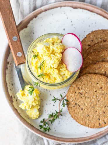 Cremiger Eier-Käse-Aufstrich mit Parmesan