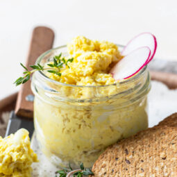 Cremiger Eier-Käse-Aufstrich mit Parmesan