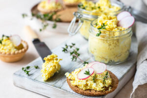 Cremiger Eier-Käse-Aufstrich mit Parmesan