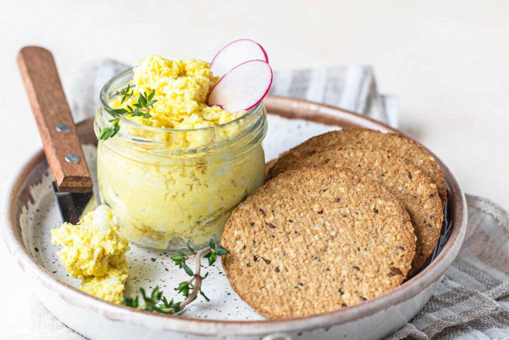 Cremiger Eier-Käse-Aufstrich mit Parmesan