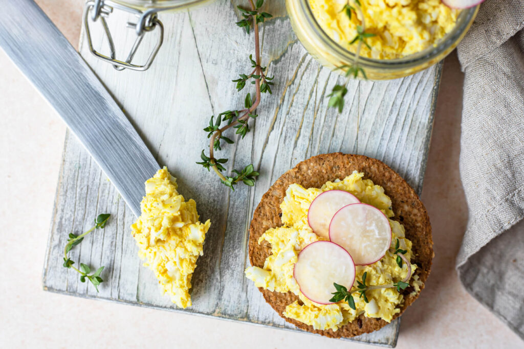 Cremiger Eier-Käse-Aufstrich mit Parmesan