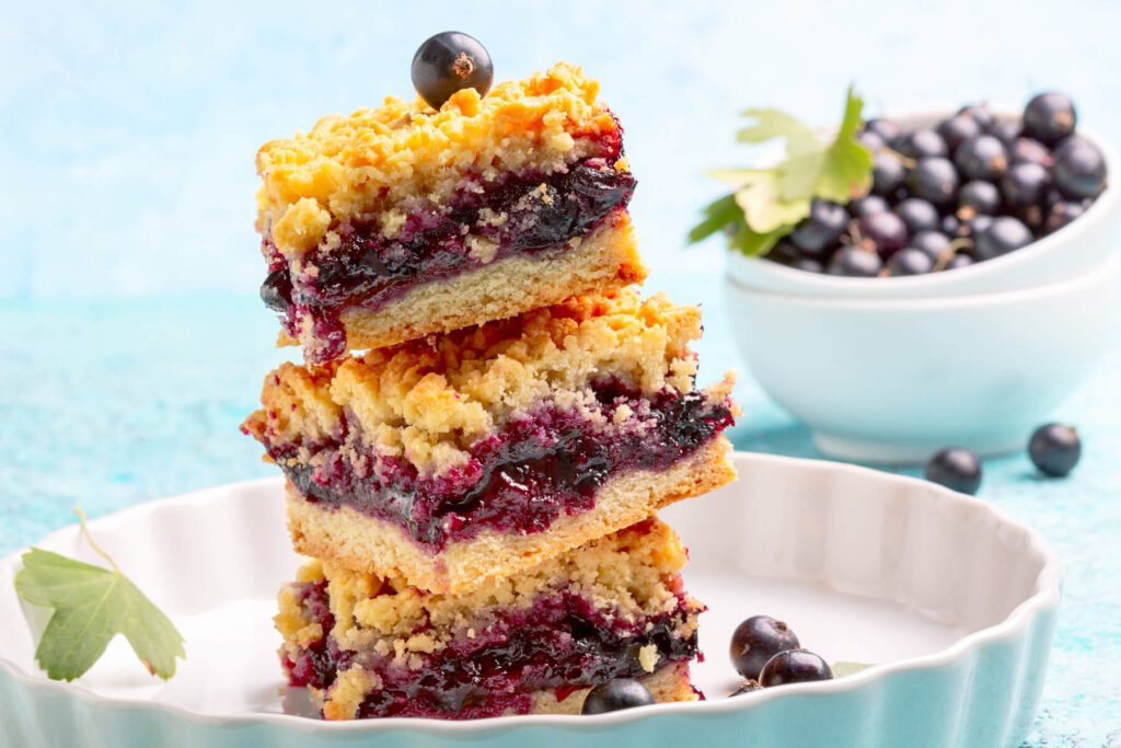 Einfacher Beeren-Streuselkuchen mit gemahlenen Mandeln
