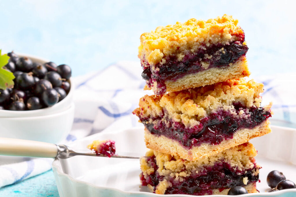 Einfacher Beeren-Streuselkuchen mit gemahlenen Mandeln