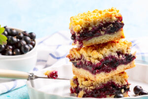 Einfacher Beeren-Streuselkuchen mit gemahlenen Mandeln