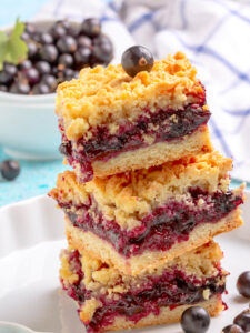 Einfacher Beeren-Streuselkuchen mit gemahlenen Mandeln