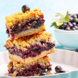 Einfacher Beeren-Streuselkuchen mit gemahlenen Mandeln