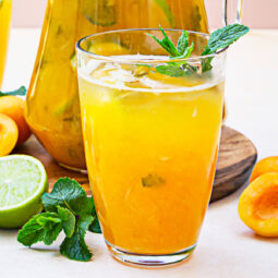 Erfrischende Aprikosenlimonade mit Limette & Minze (alkoholfrei)