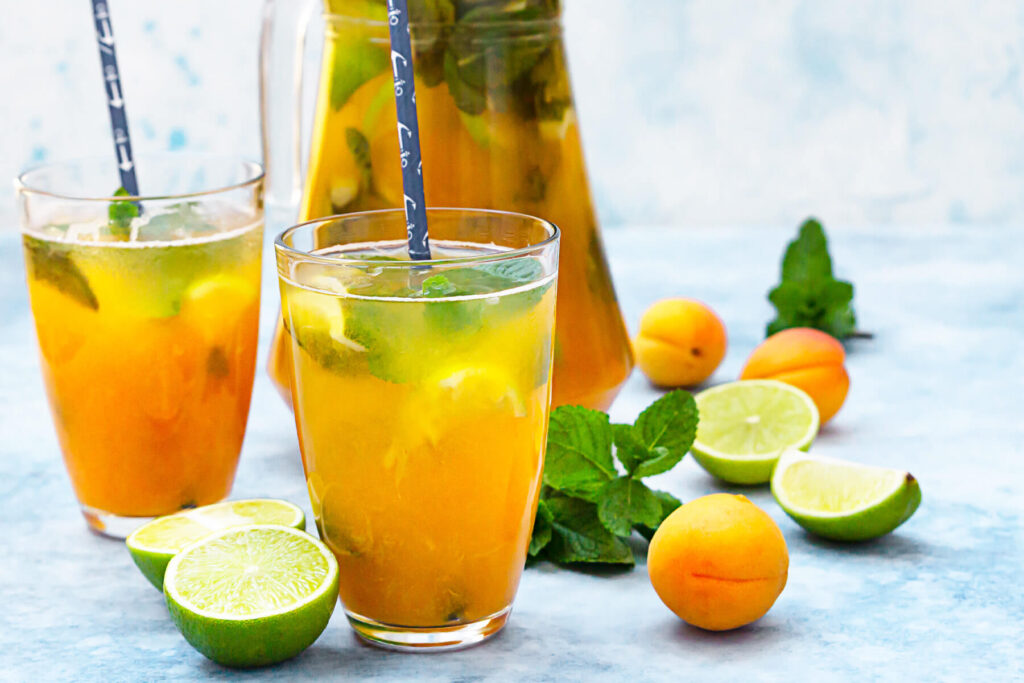 Erfrischende Aprikosenlimonade mit Limette & Minze (alkoholfrei)