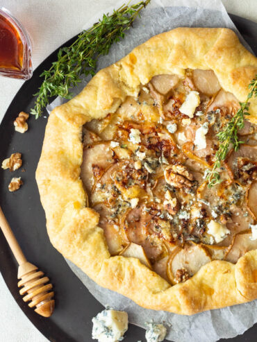 Galette mit Birnen und Blauschimmelkäse