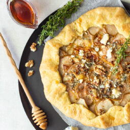 Galette mit Birnen und Blauschimmelkäse