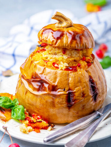 Gebackener ganzer Kürbis mit Couscous und Gemüse