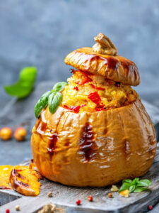 Gebackener ganzer Kürbis mit Couscous und Gemüse