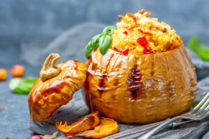 Gebackener ganzer Kürbis mit Couscous und Gemüse