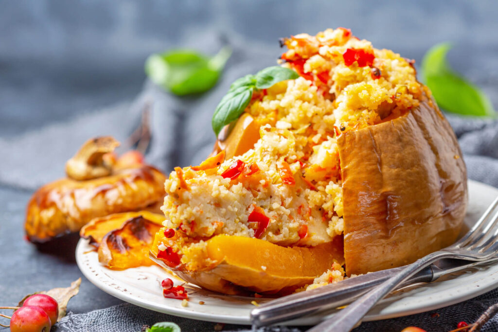 Gebackener ganzer Kürbis mit Couscous und Gemüse