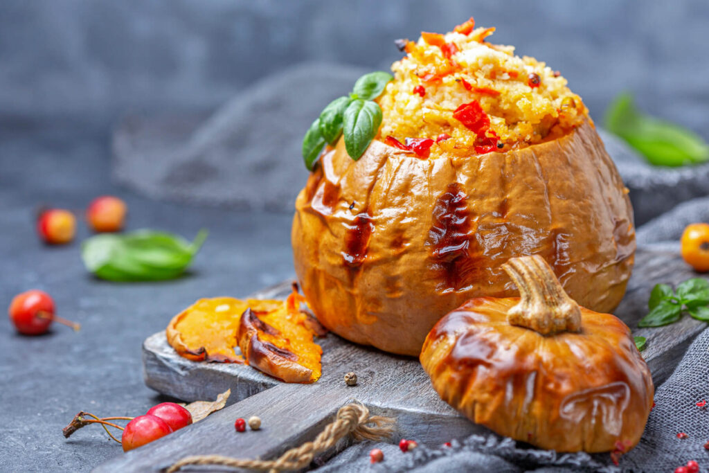 Gebackener ganzer Kürbis mit Couscous und Gemüse