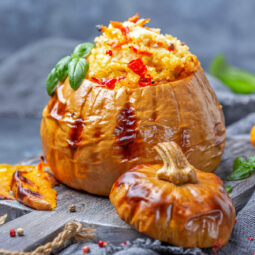 Gebackener ganzer Kürbis mit Couscous und Gemüse