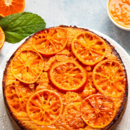 Gestürzter Kuchen mit karamellisierten Mandarinen