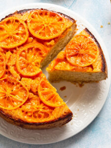 Gestürzter Kuchen mit karamellisierten Mandarinen