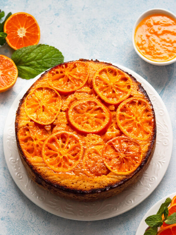 Gestürzter Kuchen mit karamellisierten Mandarinen