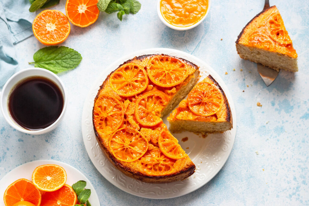 Gestürzter Kuchen mit karamellisierten Mandarinen
