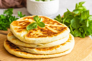 Goldgelbe Käse-Fladen mit Kräutern aus der Pfanne