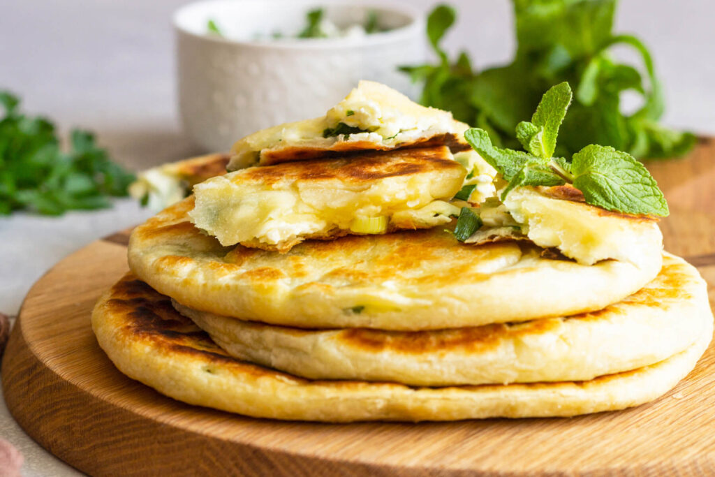 Goldgelbe Käse-Fladen mit Kräutern aus der Pfanne