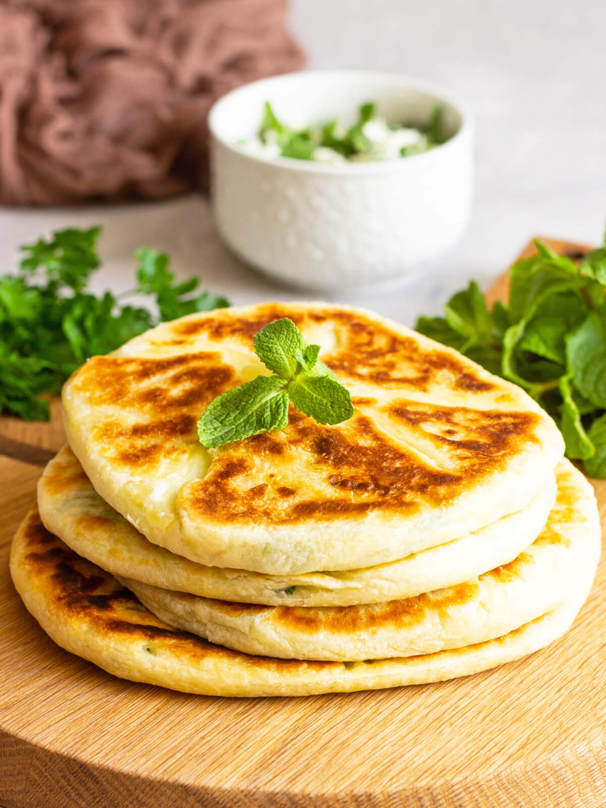 Goldgelbe Käse-Fladen mit Kräutern aus der Pfanne