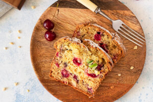 Haselnuss-Kirsch-Rührkuchen im Kasten