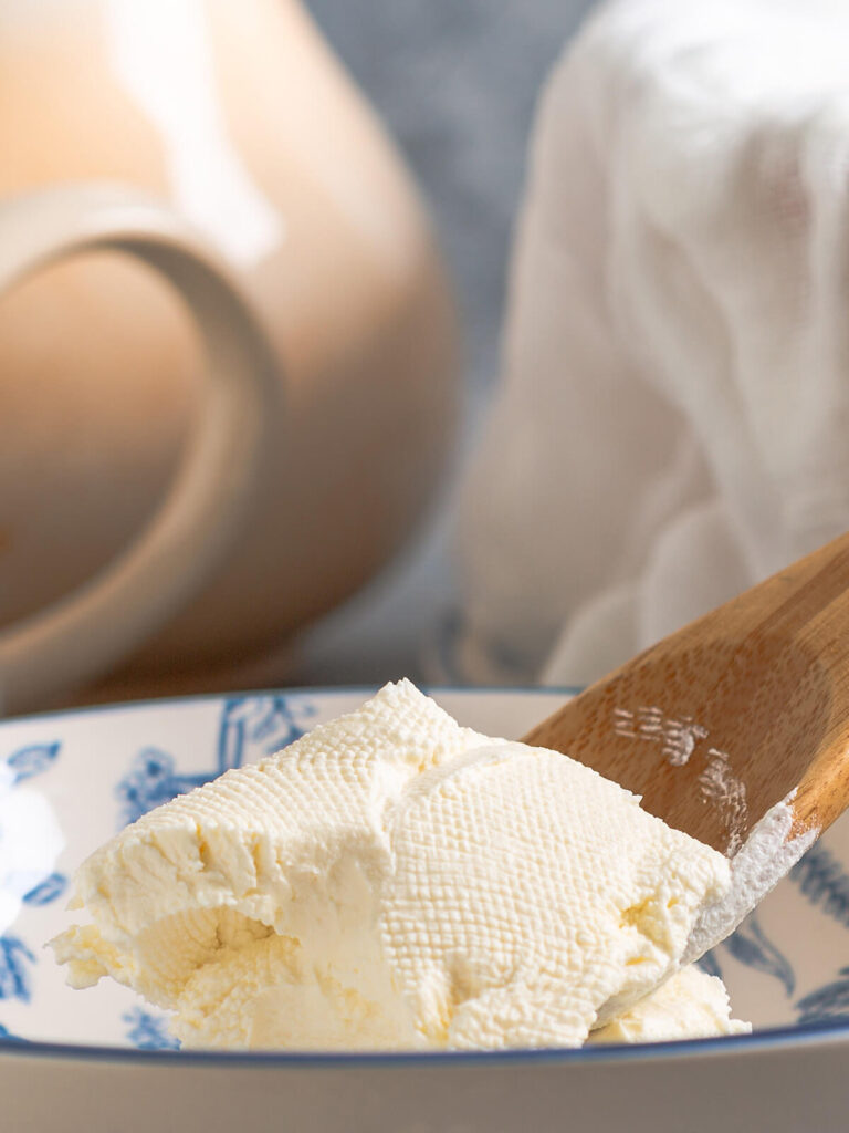 Hausgemachter Frischkäse aus Joghurt und Schmand