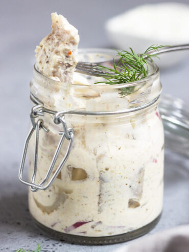 Hering in Currysauce: Zarter Matjes mit Apfel & roter Zwiebel