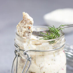 Hering in Currysauce: Zarter Matjes mit Apfel & roter Zwiebel