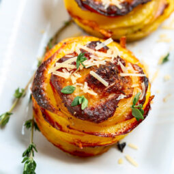 Kartoffelstapel mit Parmesan aus dem Ofen (Parmesan Potato Stacks)