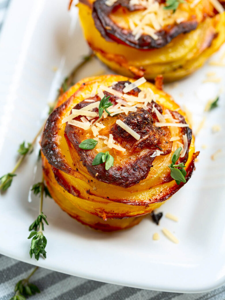 Kartoffelstapel mit Parmesan aus dem Ofen (Parmesan Potato Stacks)