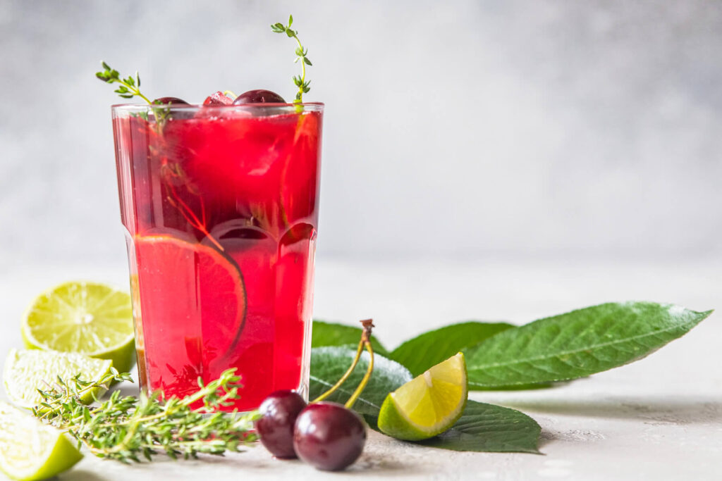 Kirsch-Limetten-Limonade mit frischem Thymian