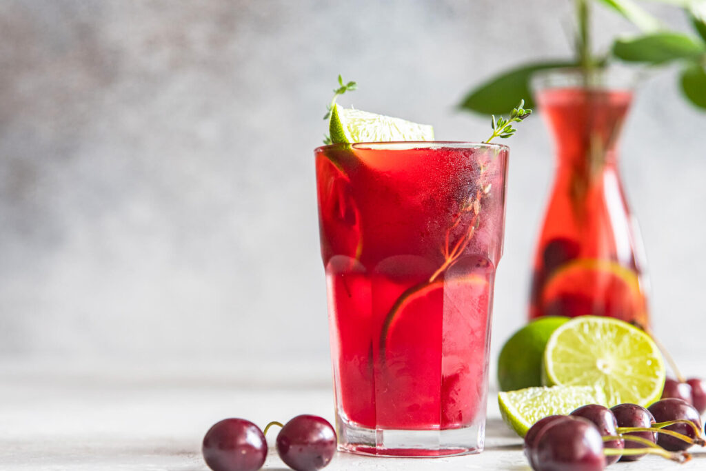 Kirsch-Limetten-Limonade mit frischem Thymian