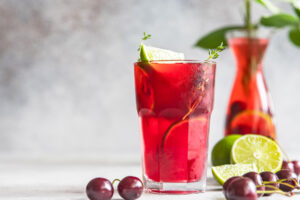 Kirsch-Limetten-Limonade mit frischem Thymian