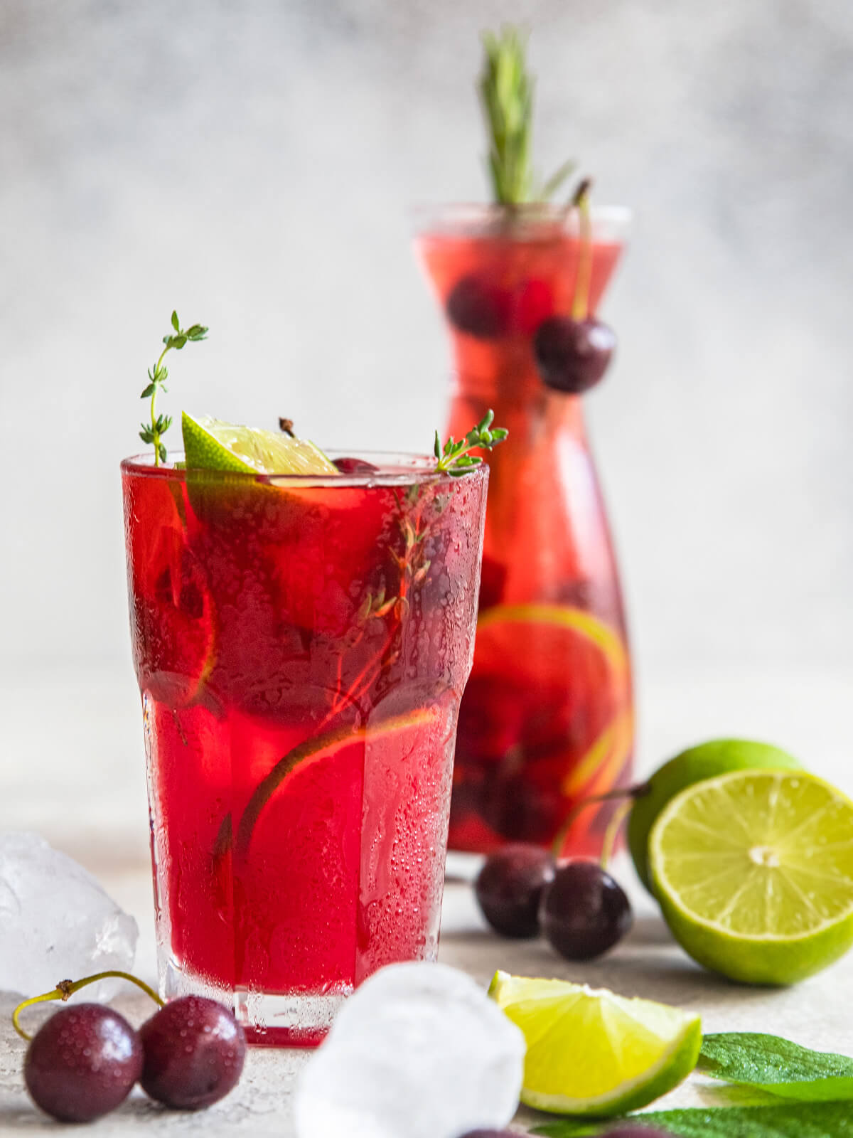 Kirsch-Limetten-Limonade mit frischem Thymian