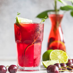 Kirsch-Limetten-Limonade mit frischem Thymian