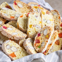 Knusprige Biscotti mit Nüssen und Trockenfrüchten
