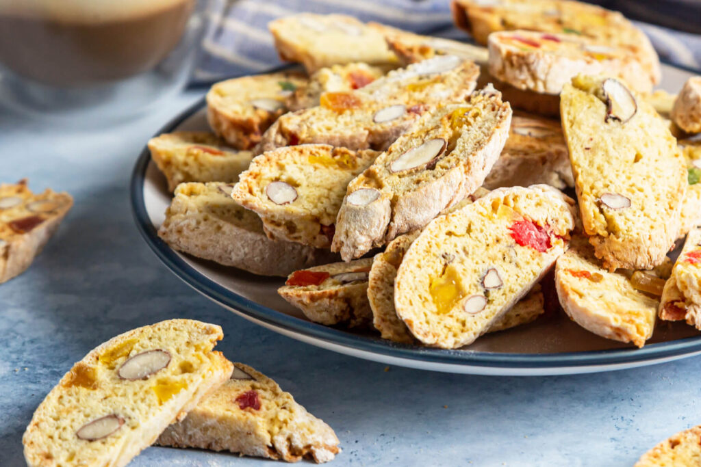 Knusprige Biscotti mit Nüssen und Trockenfrüchten